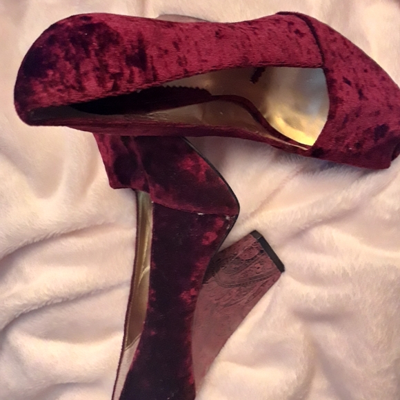 Burgundy peep toe pumps - Picture 2 of 3